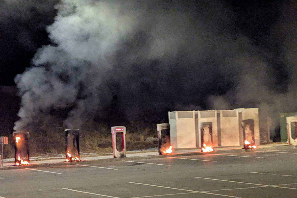 Raiva contra Musk causa onda de ataques a lojas da Tesla nos EUA com coquetéis molotov e disparos