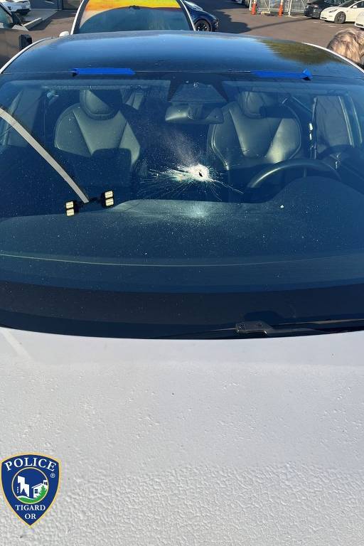Um buraco de bala no para-brisa de um Tesla na concessionária em Tigard.