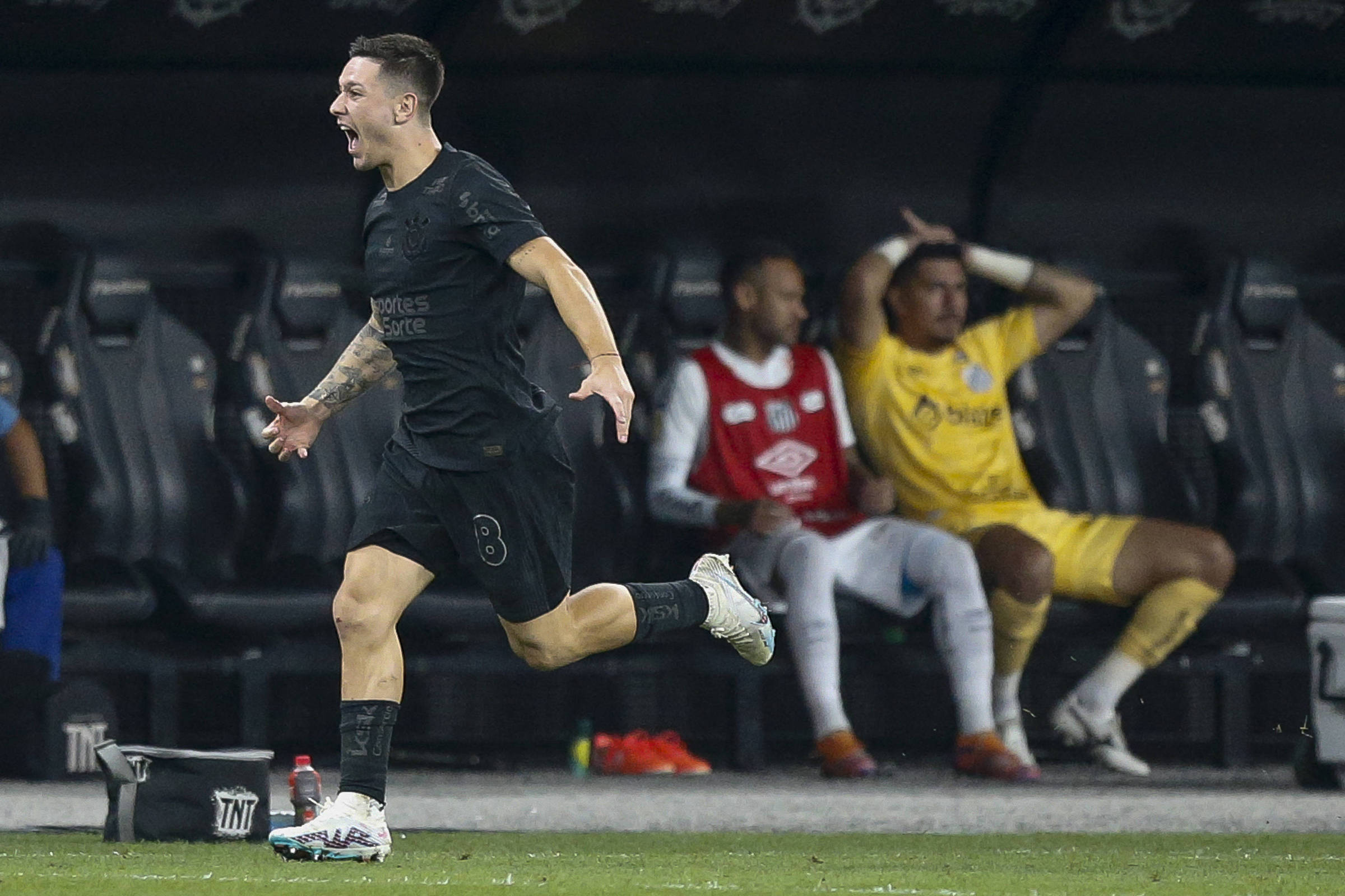 Corinthians x Santos faz Record vencer Luciano Huck na Globo com o dobro de audiência