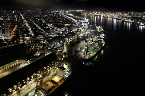 Santos, SP, BRASIL, 19-11-2024:  Vista noturna do Porto de Santos. Navios atracados no estuario (canal  do porto) (Foto: Eduardo Knapp/Folhapress, MERCADO)