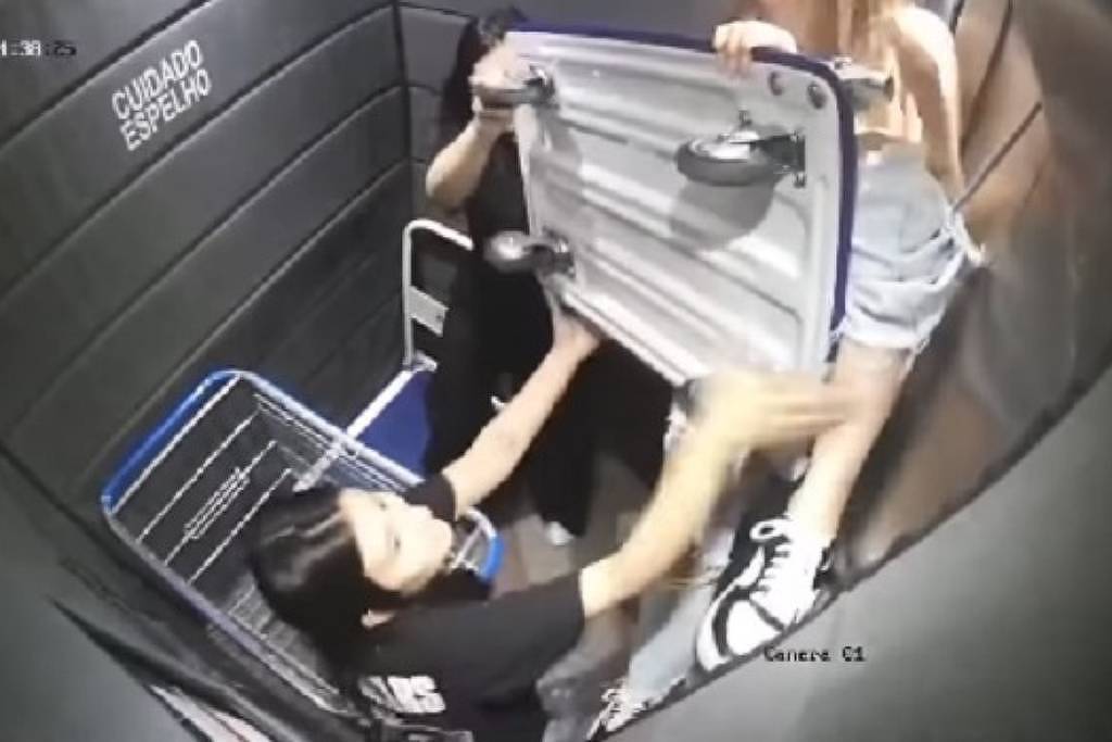 Mulher fica pendurada por corda dentro de elevador em Curitiba; veja vídeo