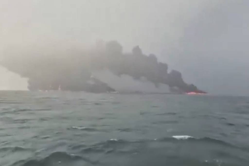 Colisão entre navios causa incêndio com dezenas de feridos no Reino Unido; veja vídeo