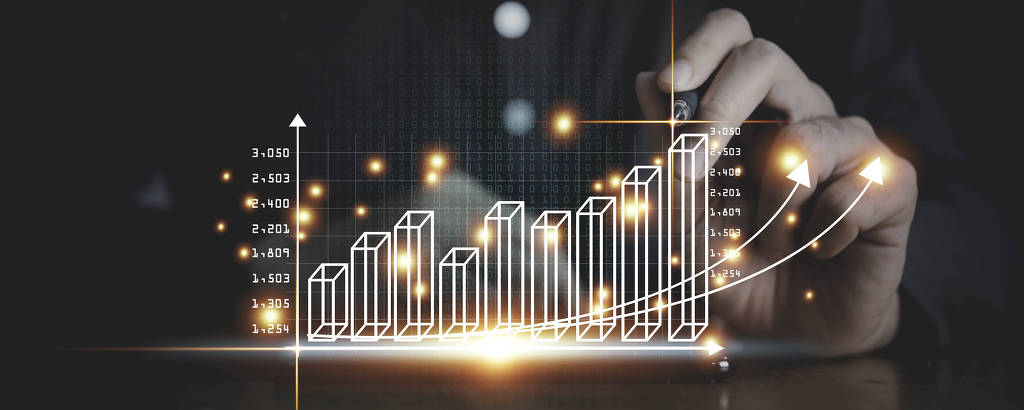 A imagem mostra uma mão segurando uma caneta, desenhando um gráfico de barras em um fundo escuro. O gráfico apresenta barras verticais em crescimento, com linhas e setas indicando uma tendência ascendente. Há também números ao lado das barras, representando valores, e elementos brilhantes que destacam o gráfico.