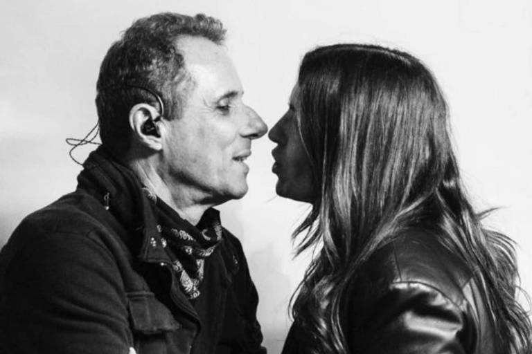 Casal de perfil em foto preta e branca