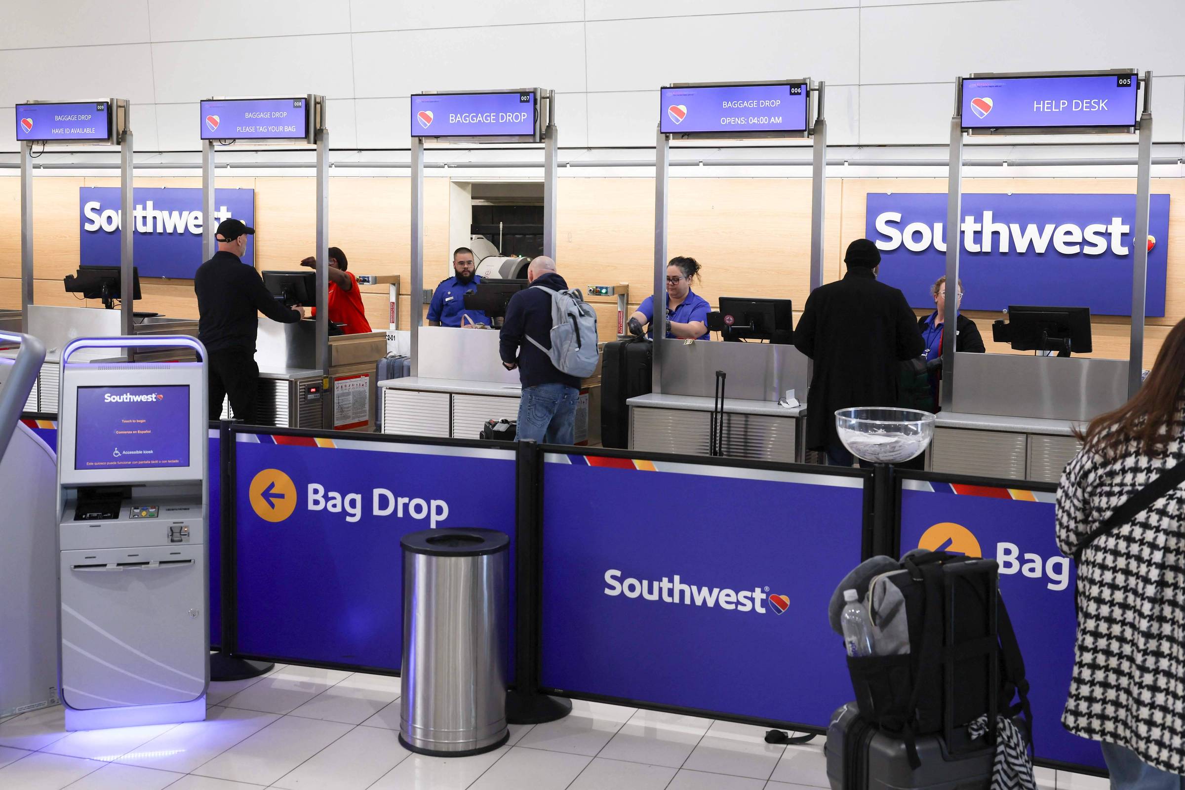 Southwest encerra sua marca registrada, a política 'Bags Fly Free', e passará a cobrar embarque de malas