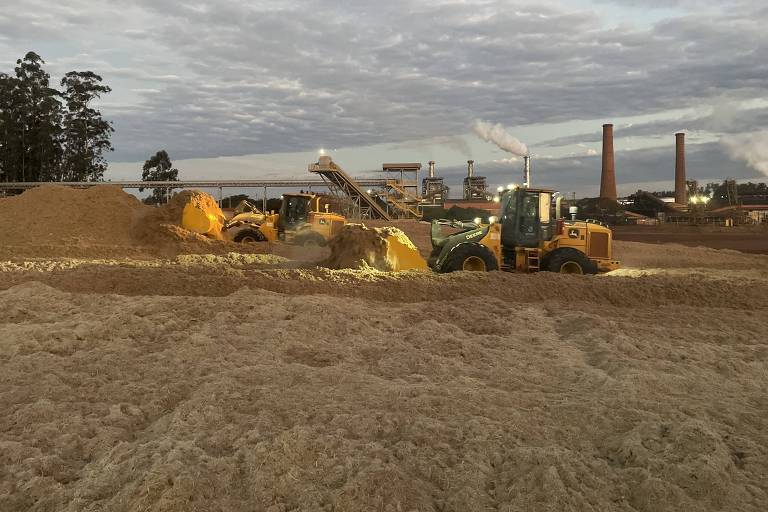 Imagem mostra máquinas movimentando bagaço de cana em unidade da Raízen produtora de etanol de segunda geração em Guariba (SP)