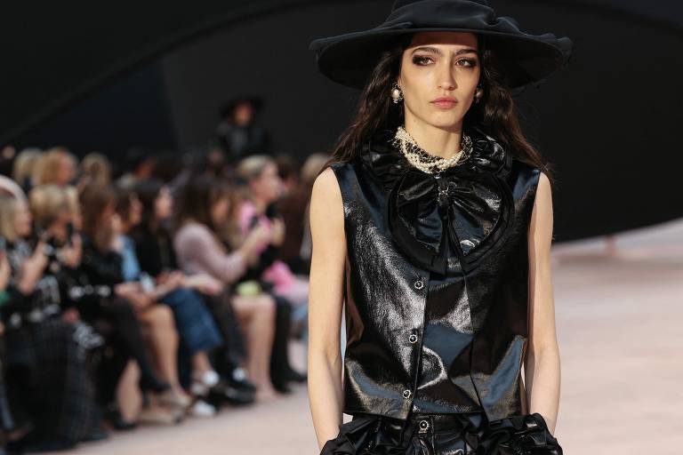 Modelo apresenta criação da Chanel na Semana de Moda de Paris, em 2025