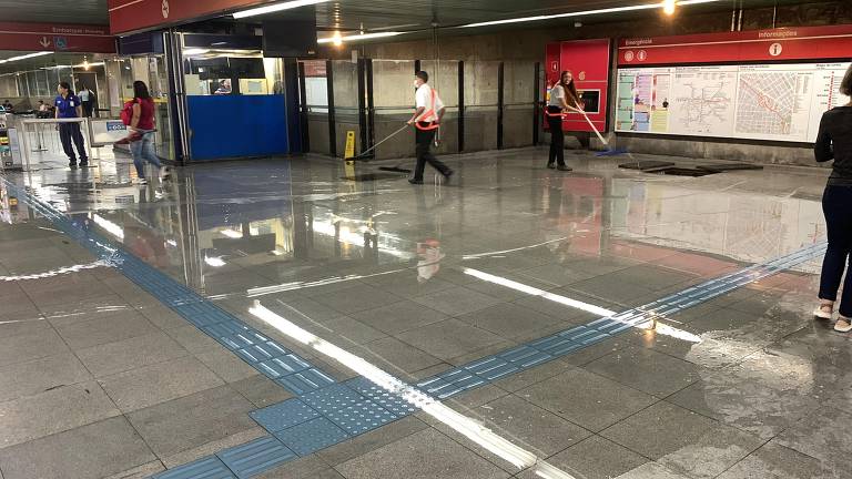 Água da chuva entra na estação Santa Cecília da linha 3-vermelha do metrô, na região central de São Paulo, na tarde desta quarta (12)