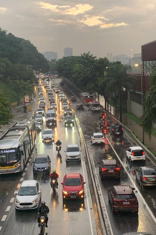 Alagamento atinge trecho da Radial Leste, no sentido Centro, após chuva na tarde desta quarta-feira (12)