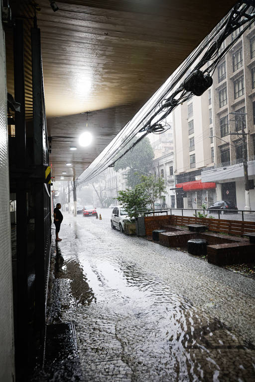 Alagamento na Alameda Barão de Limeira, em Campos Elíseos, na região central de São Paulo