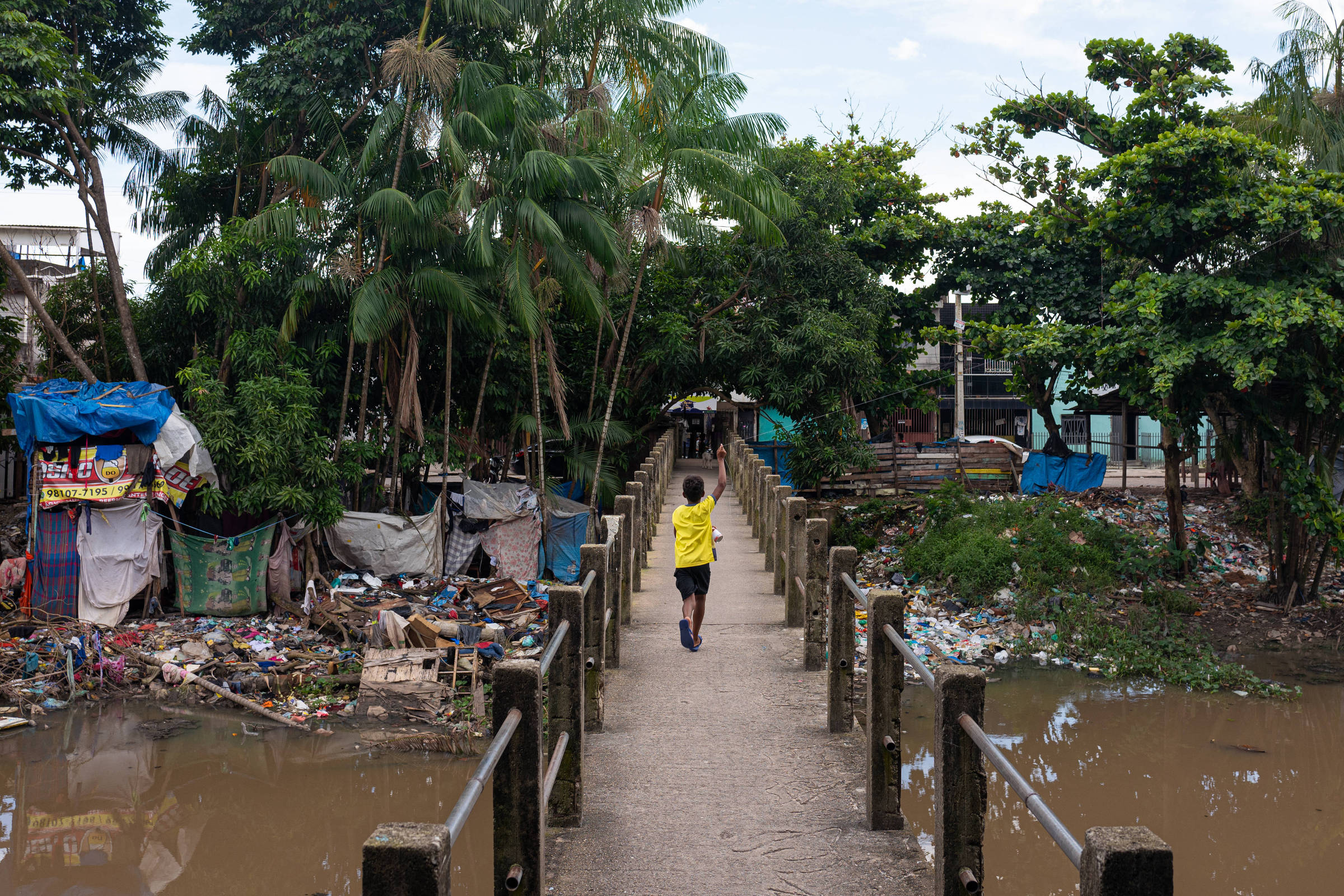 Obra de drenagem é abandonada, e canal em região excluída da COP30 é tomado por invasão e tráfico