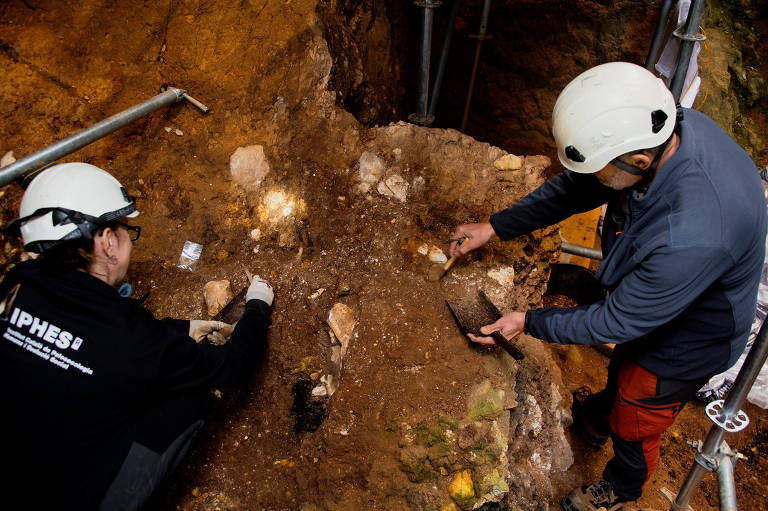 Arqueólogos trabalham no sítio da caverna Sima del Elefante, perto da cidade de Burgos