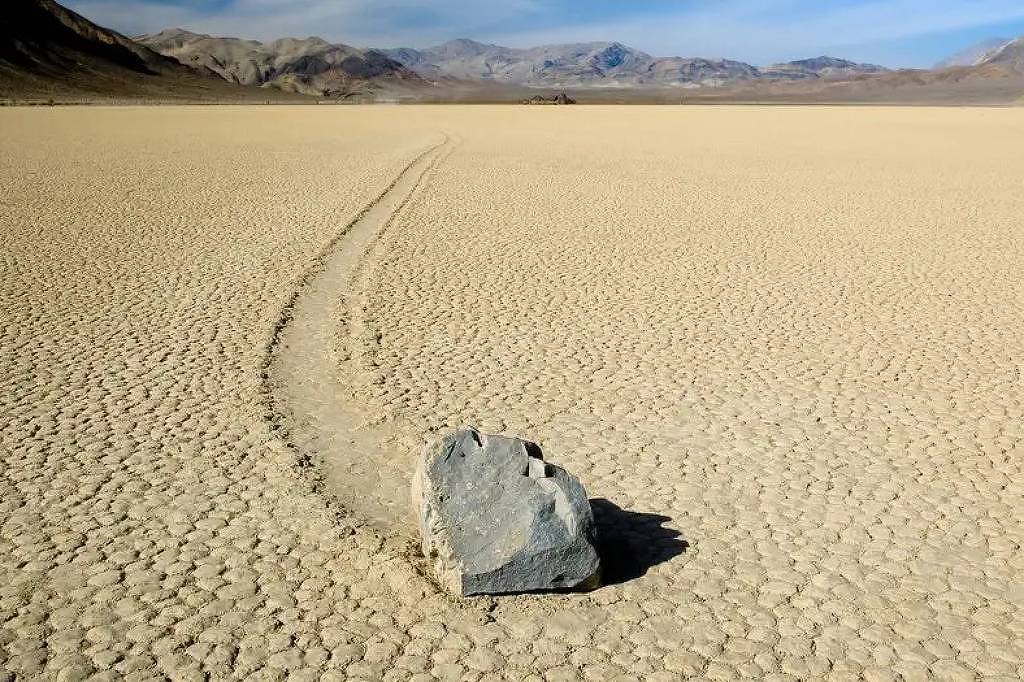 O mistério das pedras que se movem sozinhas no deserto