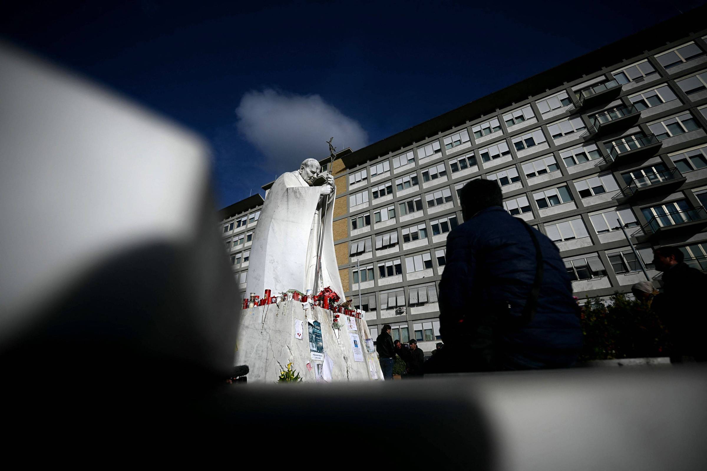 Entre crises e noites tranquilas, veja linha do tempo da saúde do papa Francisco em um mês