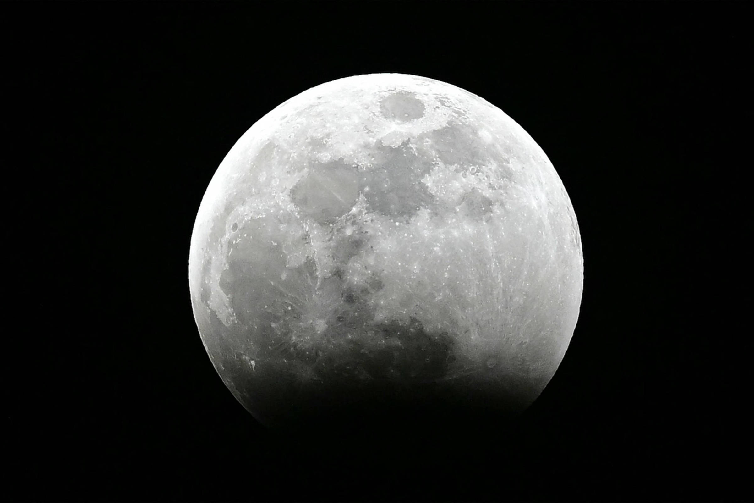 Veja fotos do eclipse lunar total desta sexta-feira (14)