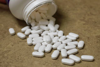 FILE PHOTO: Prescription painkiller Hydrocodine Bitartrate and Acetaminopohen, 7.5mg/325mg pills, made by Mallinckrodt sit on a counter at a local pharmacy