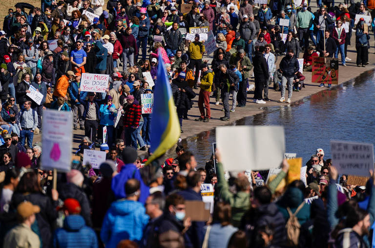 Manifestação no Lincoln Memorial, em Washington, contra o governo Trump, no dia 7 de março