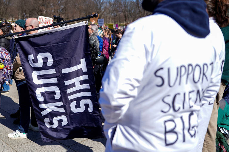 O cancelamento de bolsas em agências está levando a perdas de empregos