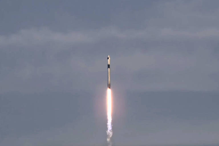 Astronautas cuja missão de 8 dias virou de 9 meses ficam mais perto de voltar à Terra