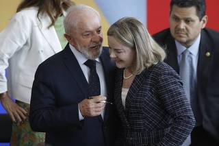 Lula conversa com Gleisi Hoffman sob o olhar do presidente do Senado, Davi Alcolumbre 