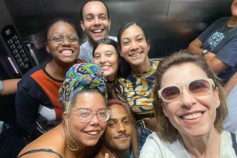 Fernanda Torres posa com alunos da UERJ