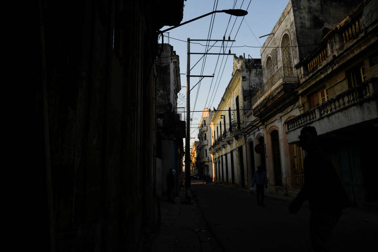 Rua com predios sem luz