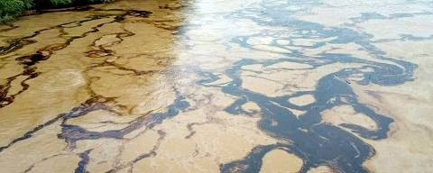 Handout picture released by the Municipality of Esmeraldas showing an oil spill at the Esmeraldas river, in the provice of Esmeraldas, Ecuador, on March 14, 2025. The damage to an oil pipeline, apparently caused by a landslide, contaminated the river in the Ecuadorian province of Esmeraldas (northwest) and forced the decree of an environmental emergency due to the unprecedented damage it caused, according to the authorities. (Photo by Handout / MUNICIPALITY of ESMERALDAS / AFP) / RESTRICTED TO EDITORIAL USE - MANDATORY CREDIT 