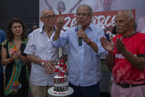 SAO PAULO -SP - 15/03/2025 - José Dirceu  celebra de seus 79 anos de vida e 60  de militância no Espaço Cultural Elza Soares, do MST.  Foto Marlene Bergamo/ Folhapress - 0117