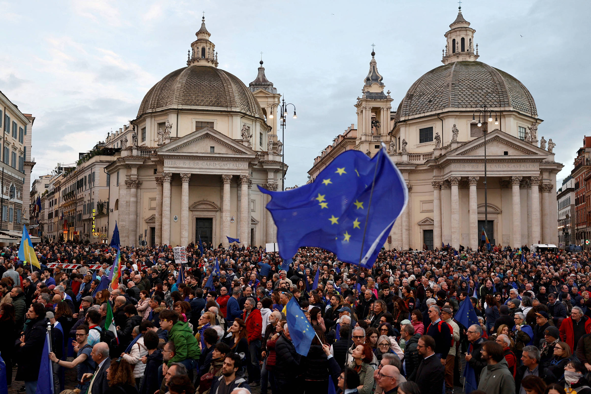 Milhares vão às ruas em Roma em protestos contra e a favor da União Europeia