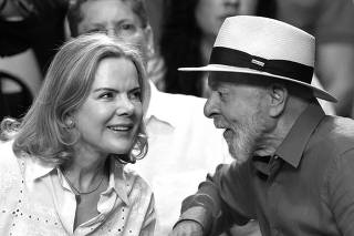 Gleisi Hoffmann com Lula durante ato político dos 45 anos do partido, no RJ