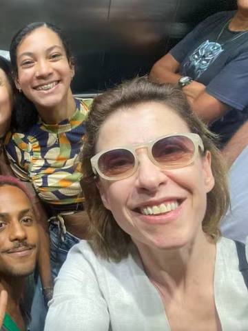 Fernanda Torres posa com alunos da UERJ