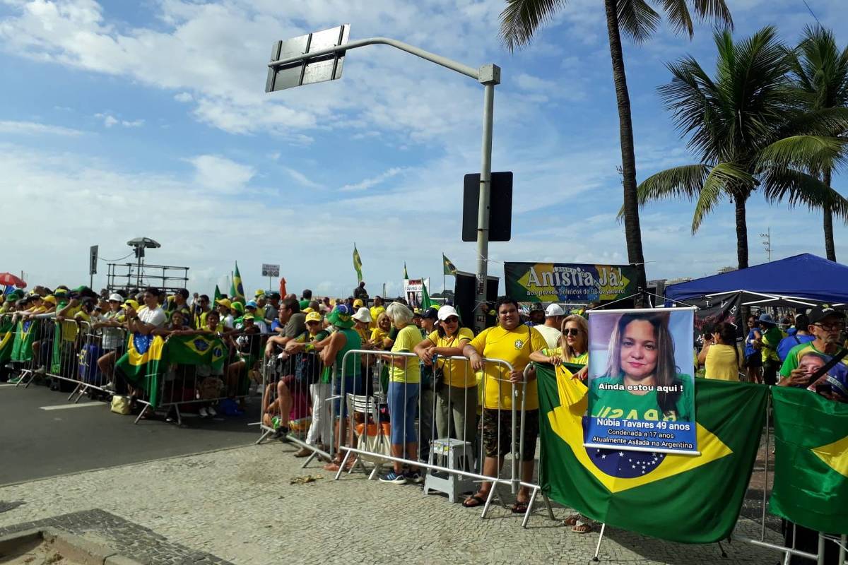 Apoiadores de Bolsonaro se concentram em ato no RJ, e Flávio fala em derrotar 'alexandrismo'