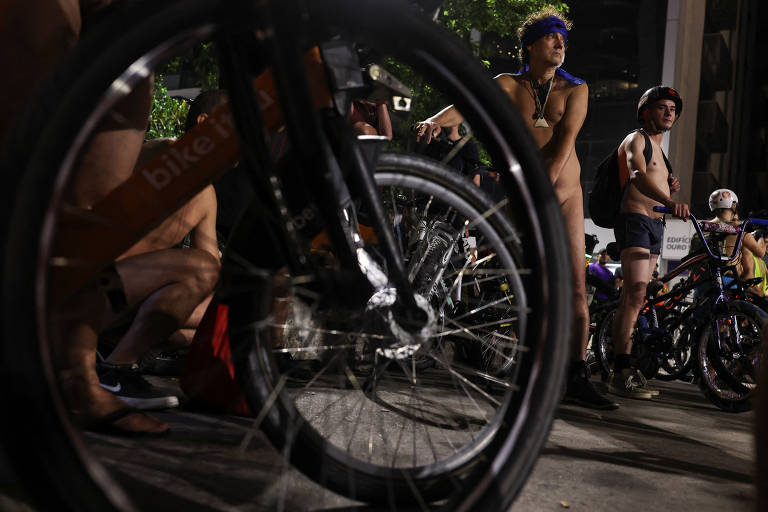 Ciclistas durante o Pedalada Pelada neste sábado (15) na cidade de São Paulo