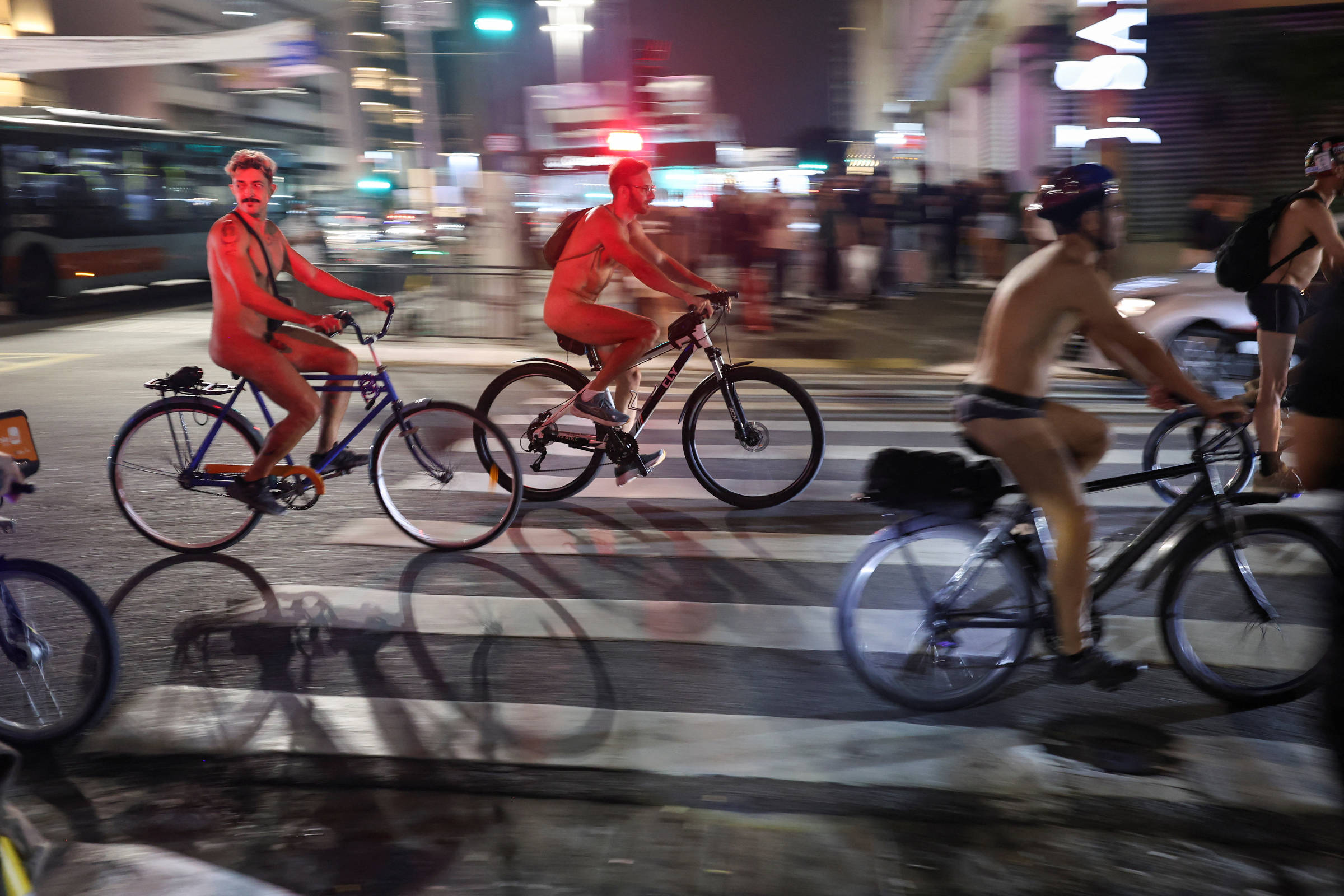 Ciclistas pedalam nus em São Paulo para pedir mais segurança no trânsito