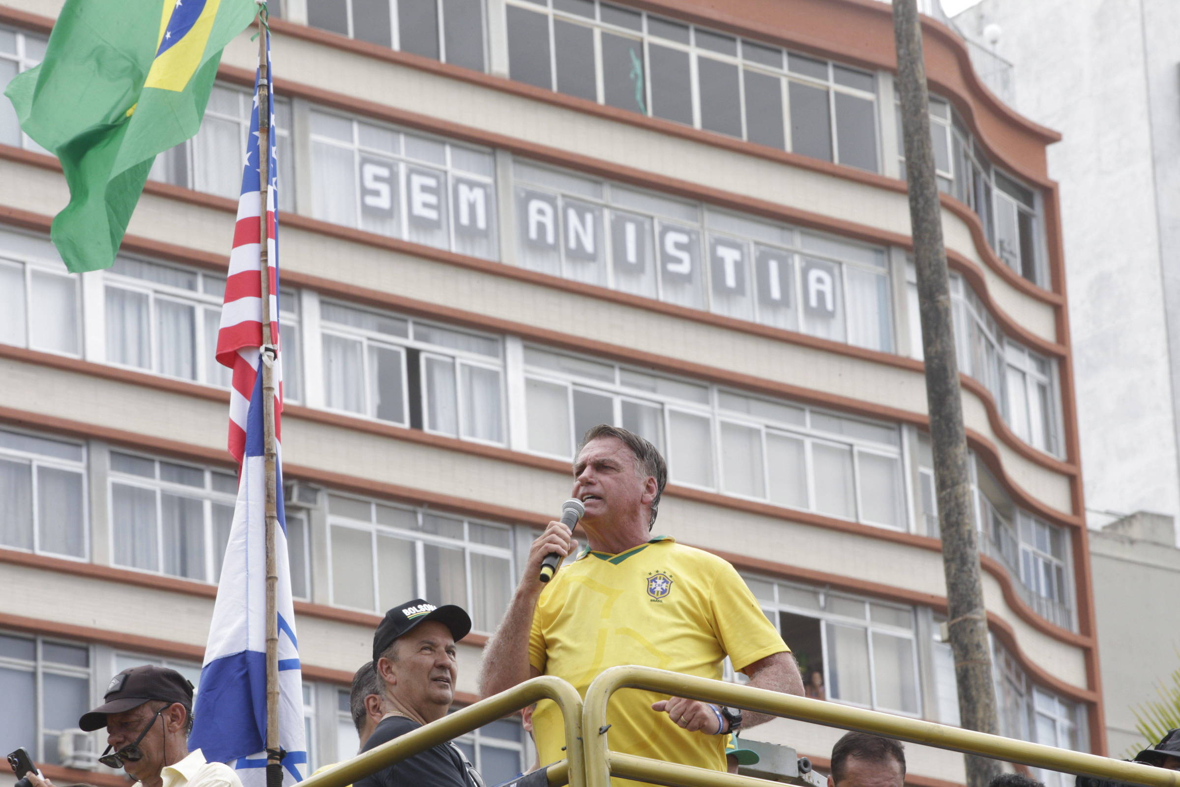 Estudante que fixou faixa contra Bolsonaro em ato critica paralelo com Lei da Anistia na ditadura