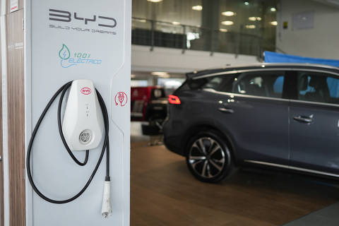 (250225) -- BOGOTA, 25 febrero, 2025 (Xinhua) -- Imagen del 24 de febrero de 2025 de un cargador de automóviles eléctricos en las instalaciones del fabricante chino de vehículos eléctricos BYD, en la ciudad de Bogotá, Colombia. La empresa automotriz china de alta tecnología BYD ha tomado el liderazgo en el mercado de vehículos eléctricos de Colombia, al introducir 4.590 automóviles entre híbridos y eléctricos en las calles de las ciudades colombianas durante 2024, un crecimiento en ventas del 220 por ciento respecto a 2023. (Xinhua/Andrés Moreno) (am) (oa) (ah) (ce)