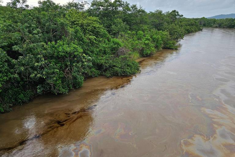 Manchas de vazamento de petróleo no rio Esmeraldas, no Equador