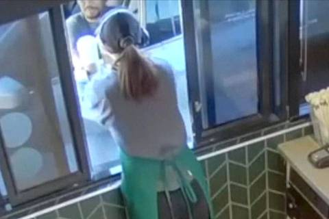 Homem tem as partes íntimas queimadas com chá em maior cadeira de cafeterias do mundo