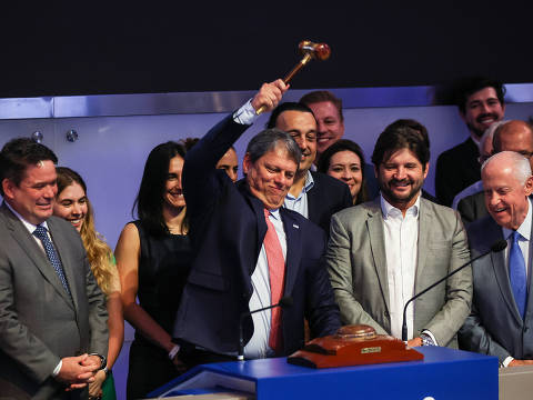 SAO PAULO/ SP, BRASIL, 28-11-2024: O governador Tarcísio de Freitas bate o martelo durante o leilão da Nova Raposo, realizado na B3.  (Foto: Zanone Fraissat/Folhapress, MERCADO)***EXCLUSIVO****