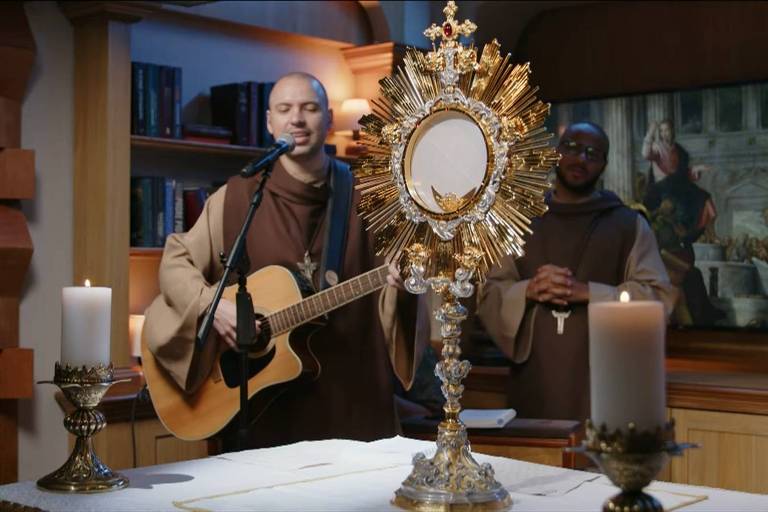 Sucesso de frei Gilson nas redes sociais é consolidado e atrai fiéis de outras religiões, dizem especialistas
