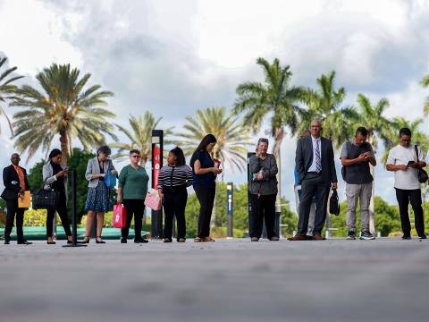(FILES) People line up as they wait for the JobNewsUSA.com South Florida Job Fair to open at the Amerant Bank Arena on June 26, 2024, in Sunrise, Florida. The US jobs market cooled much more than expected in July with the unemployment rate reaching the highest since late 2021, government data showed on August 2, 2024, paving the way towards post-pandemic interest rate cuts. The world's biggest economy added 114,000 jobs last month, down from June's revised 179,000 figure, said the Department of Labor. (Photo by JOE RAEDLE / GETTY IMAGES NORTH AMERICA / AFP)