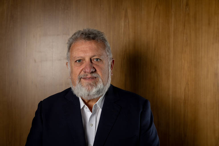 Caixa contrata irmão de prefeito, que retribui com emprego para parente do presidente do banco