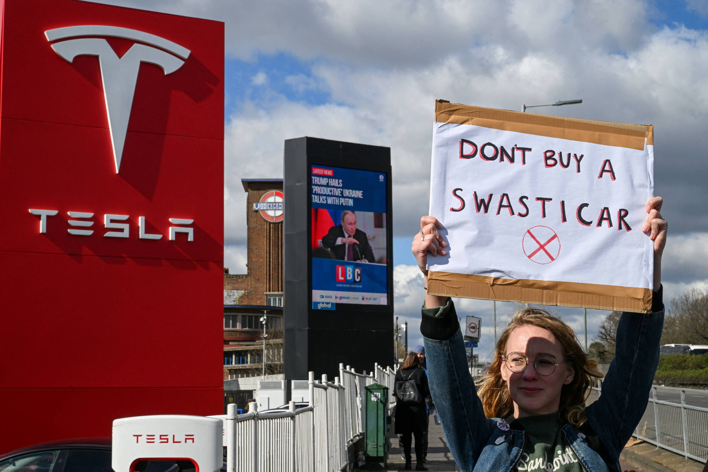 Venda a descoberto rende US$ 16 bilhões com queda das ações da Tesla