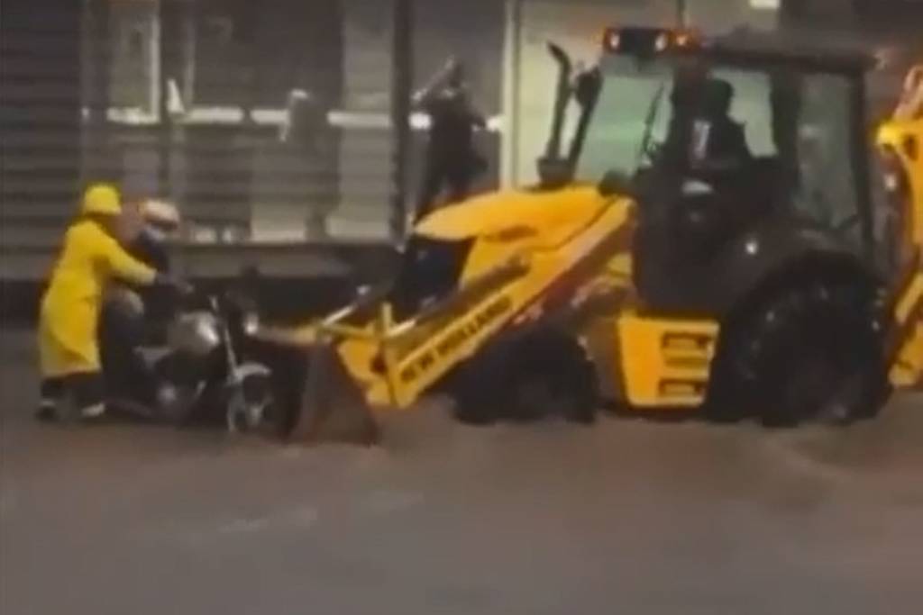 Motociclista é resgatado de enchente com ajuda de retroescavadeira em BH; veja vídeo