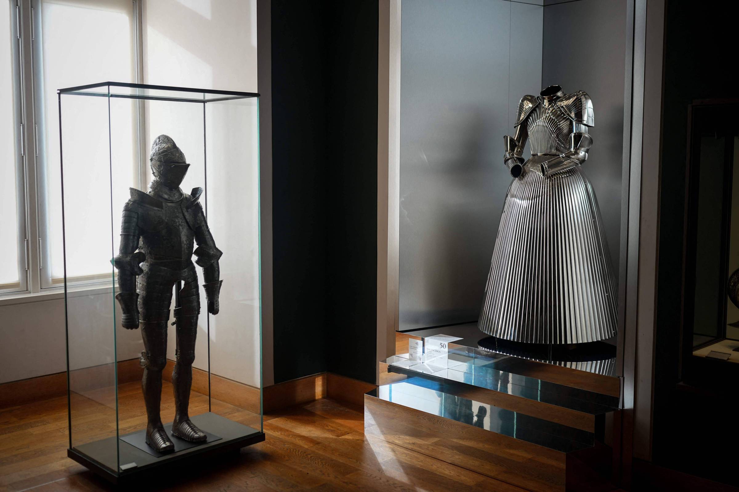 Mostra no Louvre desafia complexo de inferioridade da moda