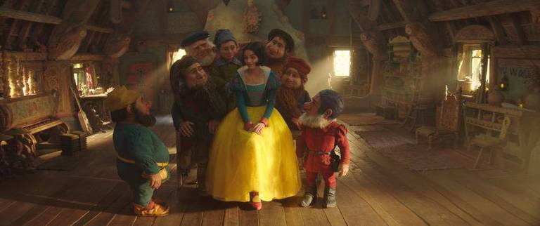 Rachel Zegler como Branca de Neve em cena do live-action