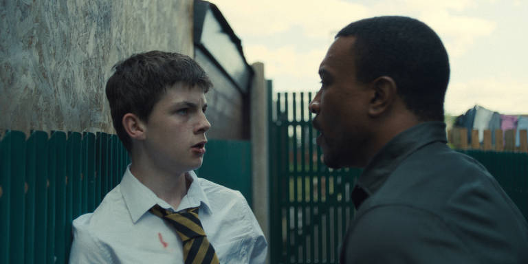 Kaine Davies e Ashley Walters como Ryan Kowalsky e o detetive inspetor Bascombe na série 'Adolescência'