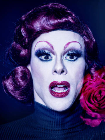 A drag queen Alexia Twister em cena de 'Ninguém Me Tira'