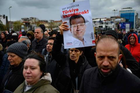 Supporters of the Mayor of Istanbul demonstrate in front of the Turkish police barricade against his detention over a corruption probe in Istanbul March 19, 2025. The mayor of Istanbul, Ekrem Imamoglu, the main opponent of Turkish President Recep Tayyip Erdogan, was arrested on March 19, 2024 in the morning along with dozens of his aides, elected representatives and members of his party, accused of corruption, according to the city's public prosecutor. (Photo by YASIN AKGUL / AFP)
