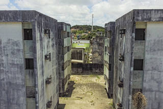 Recife (PE), 26.10.2023  A Comissão de Assuntos Sociais do Senado, presidida pelo senador Humberto Costa, faz diligência no Janga, região metropolitana do Recife, e inspeciona os prédios-caixão, problema que se estende há mais de 30 anos. O grupo